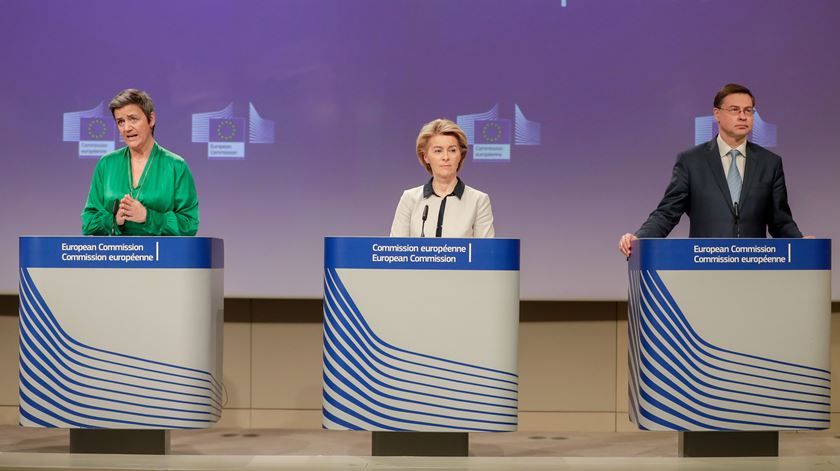 Ursula Von der Leyen, com vice-presidente Margrethe Vestager e o comissário da Economia Valdis Dombrovskis. Foto: Stephanie Lecocq/EPA