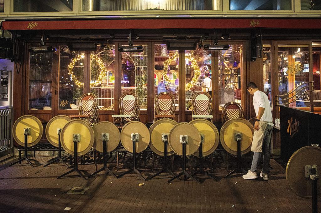 Confinamento parcial em Amesterdão, Países Baixos. Restaurantes passam a fechar às oito da noite. Foto: Ramon van Flymen/EPA