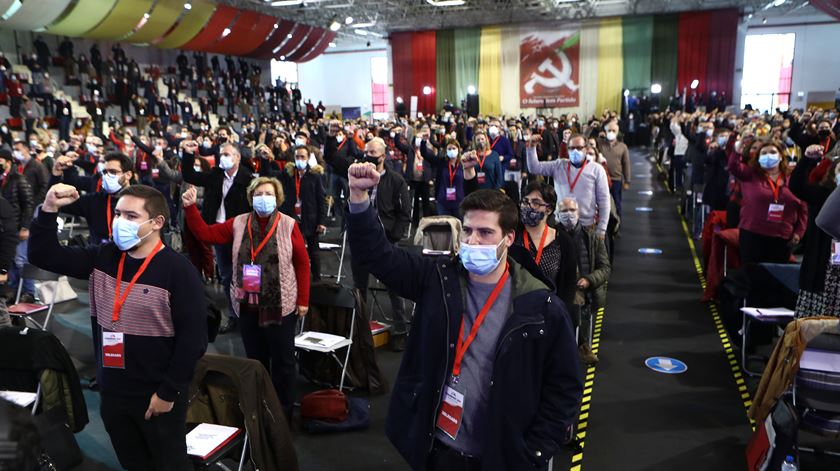 Centenas de comunistas escolheram hoje “continuar a vida em segurança” num criticado congresso, em Loures
