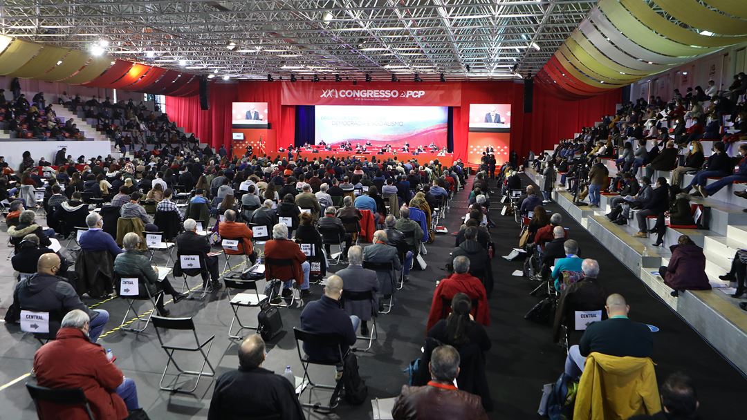 O XXI congresso conta, este ano, com cerca de 600 delegados que, desta vez, e por causa da epidemia, têm apenas cadeiras para se sentar, sem mesas