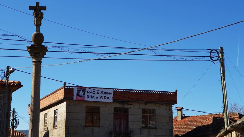 Cartaz contra a mina de lítio em Montalegre. Foto: Olímpia Mairos/RR