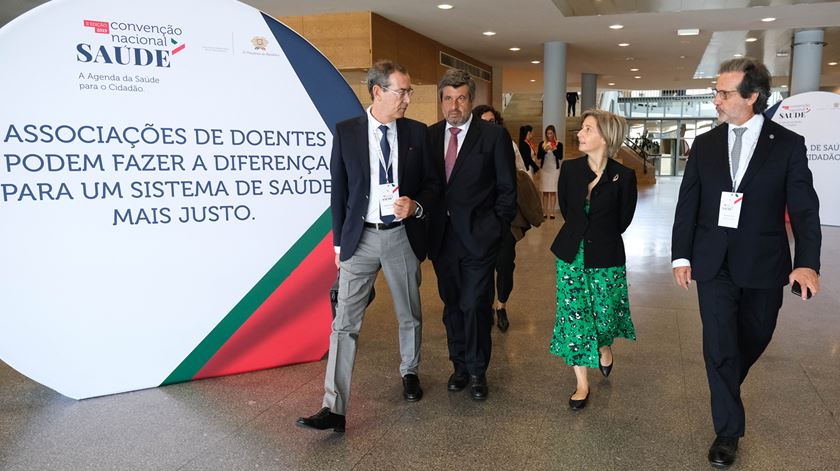 Eurico Castro Alves, à esquerda da ministra da Saúde, é diretor do serviço de cirurgia do Hospital de Santo António, no Porto. Foto: Rui Minderico/Lusa