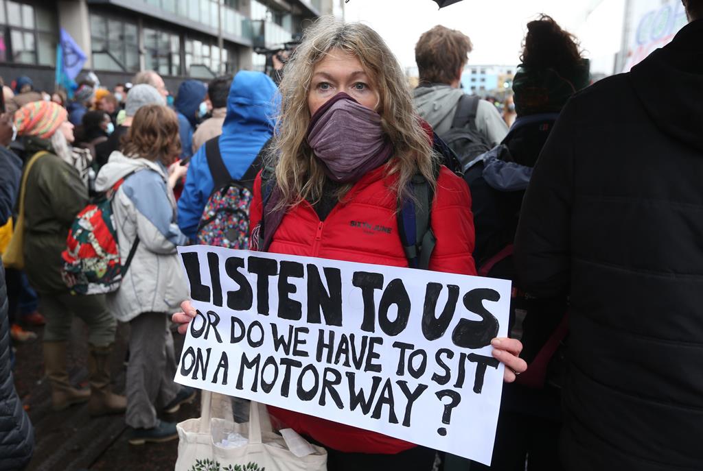 Ativistas cada vez mais frustrados com o que consideram ser inação dos governantes. Foto: Robert Perry/EPA