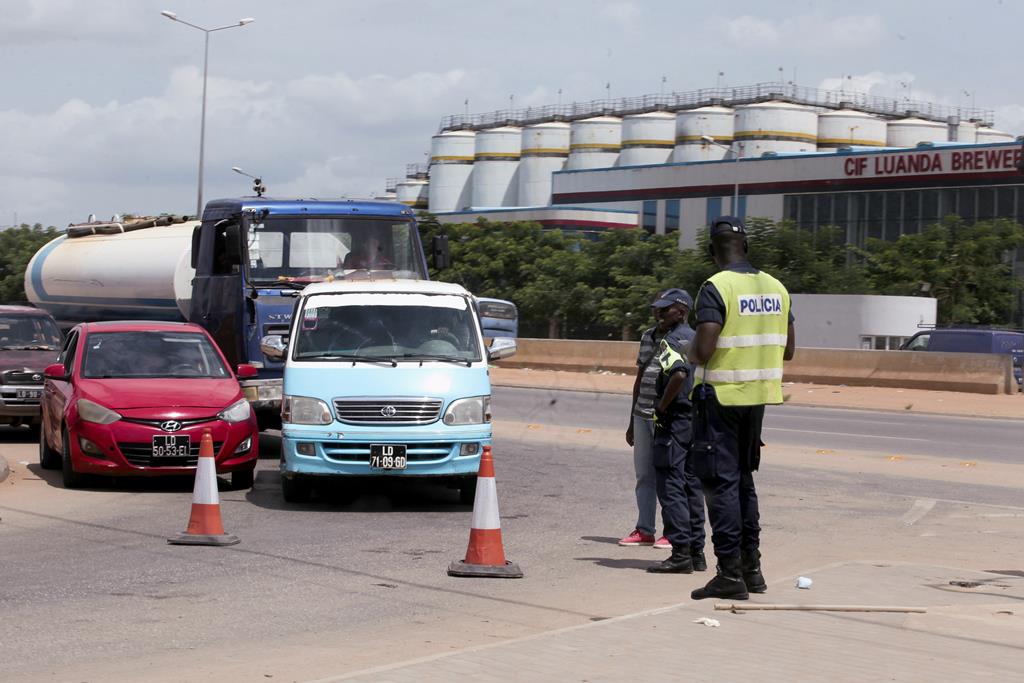 Polícia e militares fiscalizam quarentena em Luanda. Foto: Ampe Rogério/Lusa [Arquivo]