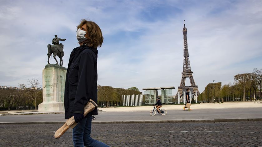 O uso de máscara no exterior vai passar a ser obrigatório em algumas áreas movimentadas da cidade de Paris. Foto: Ian Langsdon/EPA