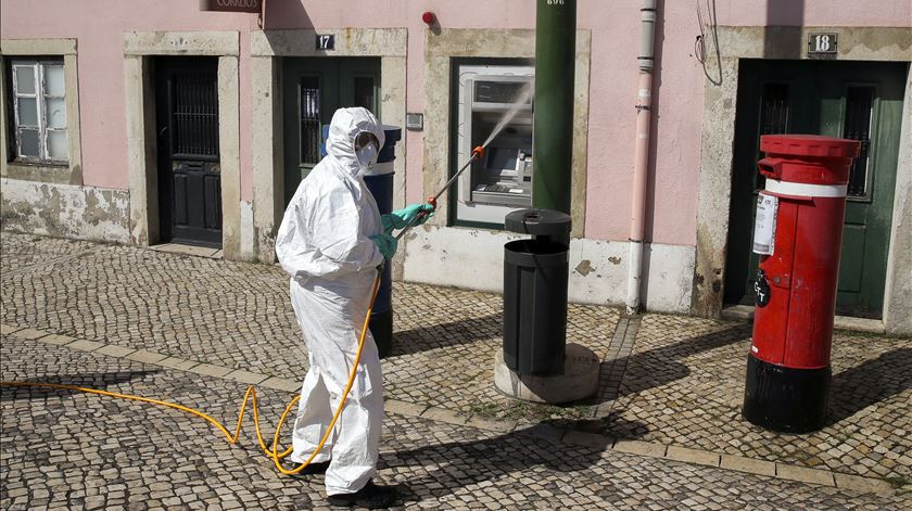 Ação de desinfeção numa rua de Lisboa. Foto: Manuel de Almeida/Lusa