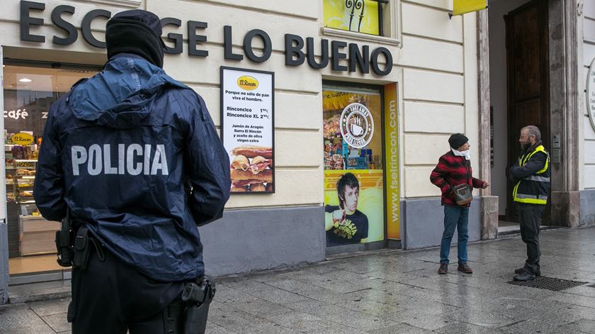 A polícia está na rua a controlar saídas devido à pandemia de coronavírus. Foto: Javier Cebollada/EPA