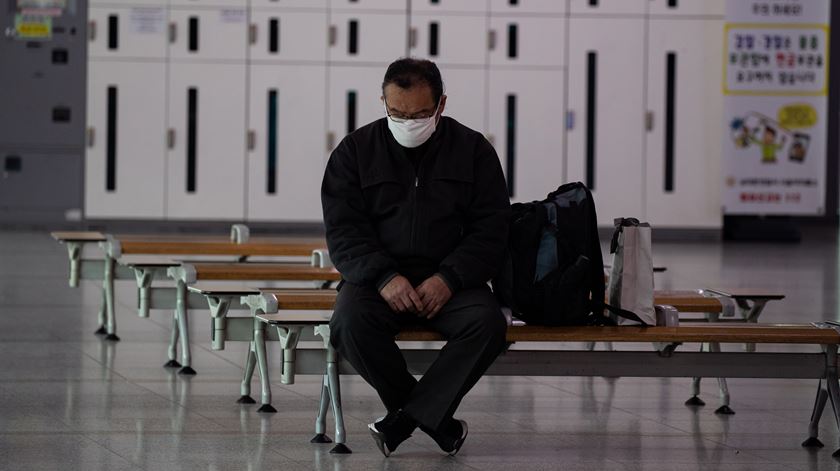 homem sozinho com máscara por causa do coronavírus, Coreia do Sul (09/03/2020) Foto: Jeon Heon-Kyun/EPA