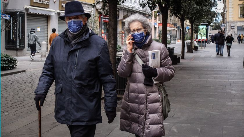 Em Milão, anda-se de máscara na rua. Foto: Matteo Corner/EPA