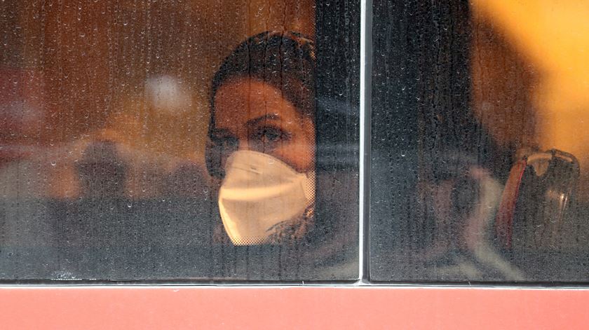 Uma mulher com máscara no Irão, por causa do Covid-19. Foto: Abedin Taherkenareh/EPA