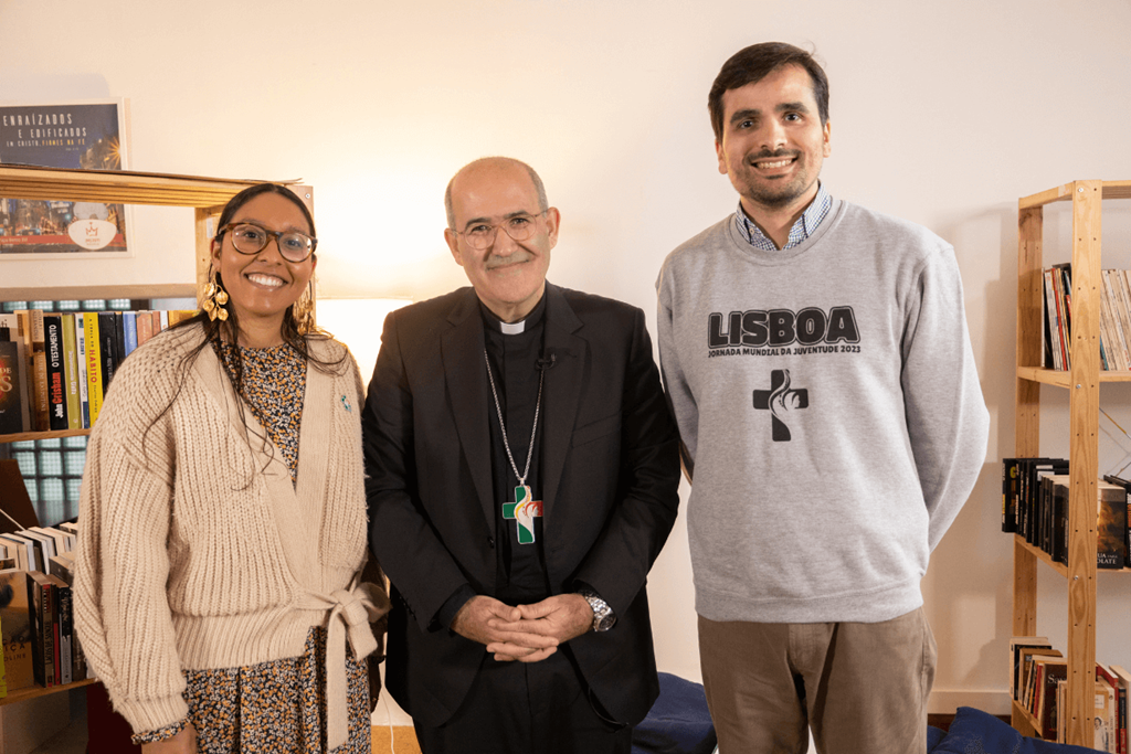 Sara e David, os jovens que conversaram com o cardeal D. José Tolentino Mendonça. Foto: Ricardo Perna / JMJ Lisboa 2023