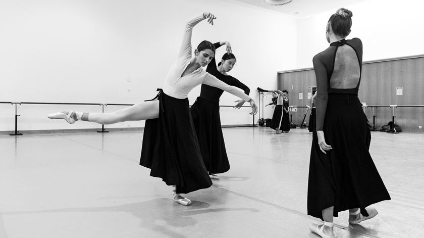 Bailarinos ensaiam "Meu Corpo Teu Eco", de Filipe Portugal. Foto: Hugo David/CNB 2020