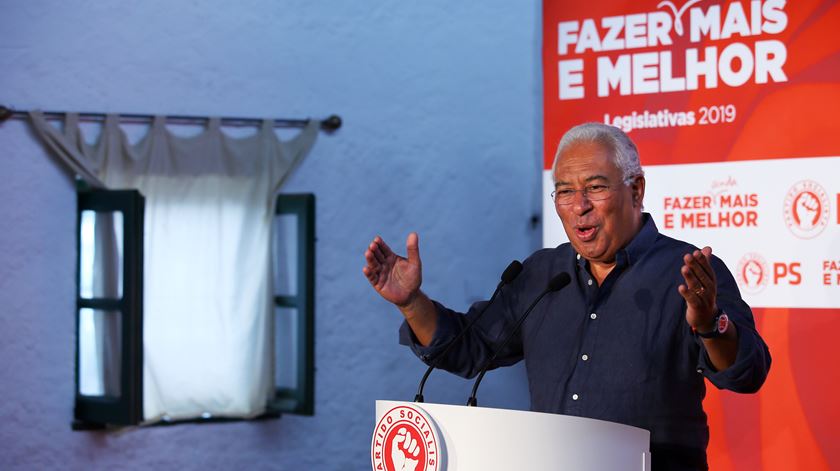O secretário-geral do Partido Socialista, António Costa, discursa durante um almoço-comício num restaurante em Évora. Foto: Nuno Veiga/Lusa