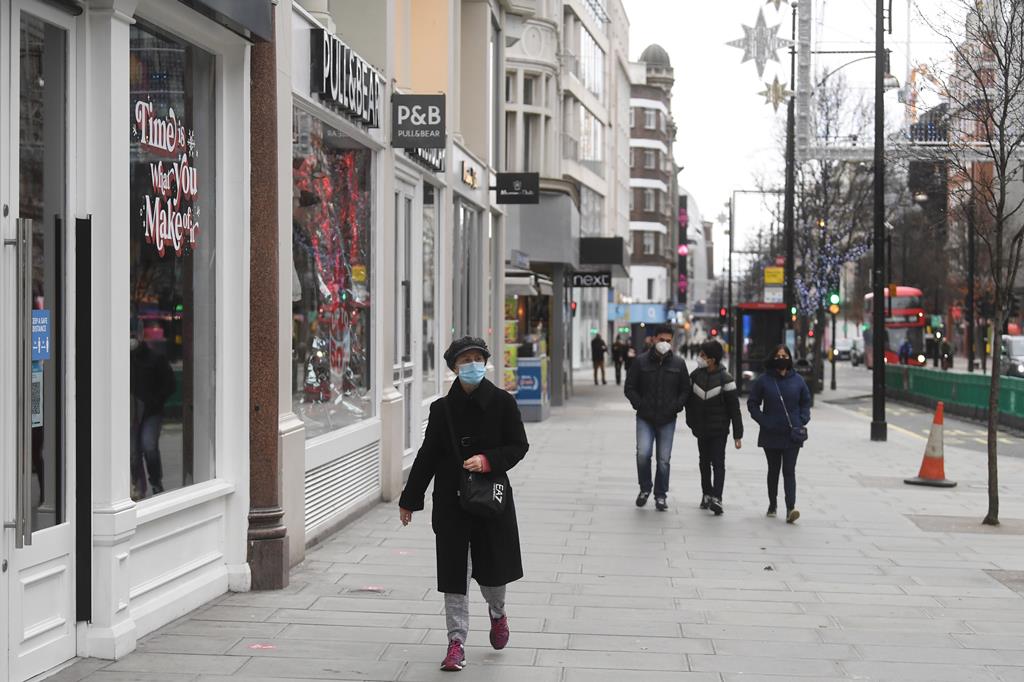 Pessoas passeiam de máscara na rua Oxford, em Londres, Reino Unido. Foto: Neil Hall/EPA