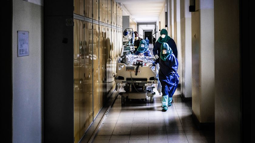 Enfermeiros do Hospital de Santa Maria encaminham doente para os cuidados intensivos. Foto: Mário Cruz/Lusa