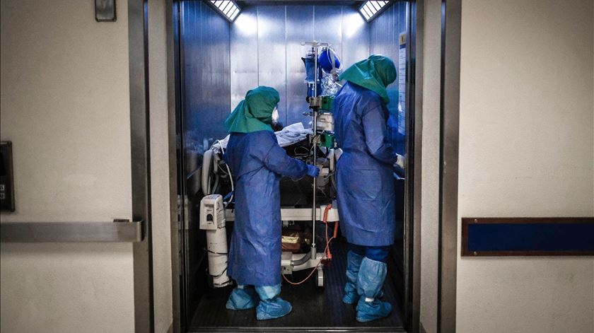 Enfermeiros encaminham doente para os cuidados intensivos do Hospital de Santa Maria. Foto: Mário Cruz/Lusa