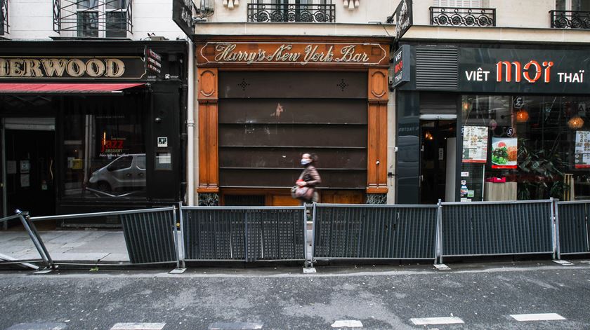 Bares de Paris estão fechados desde ontem face a aumento substancial de novas infeções. Foto: Mohammed Badra/EPA