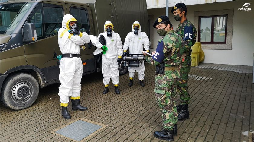 Militares envolvidos na descontaminação de um lar de idosos. Foto: Exército