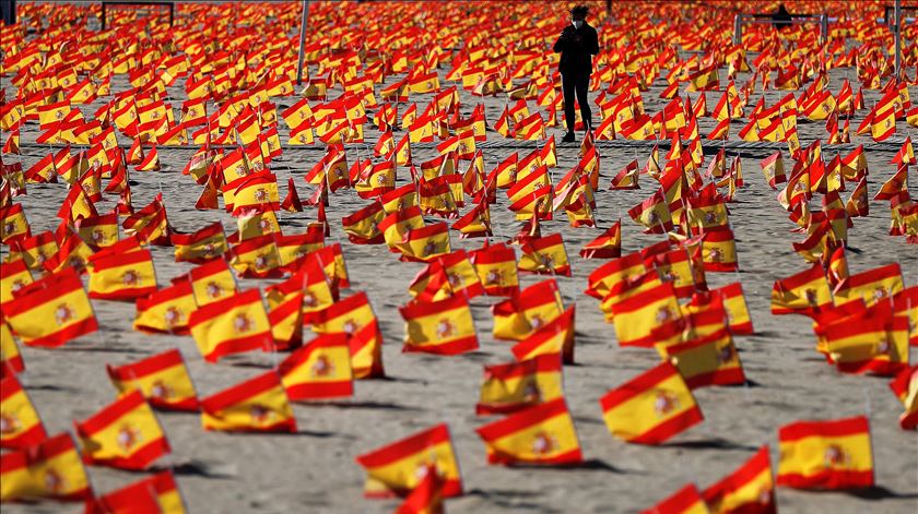 Homenagem às vítimas de Covid-19 em Alboraya, Espanha. Foto: Manuel Burque/EPA