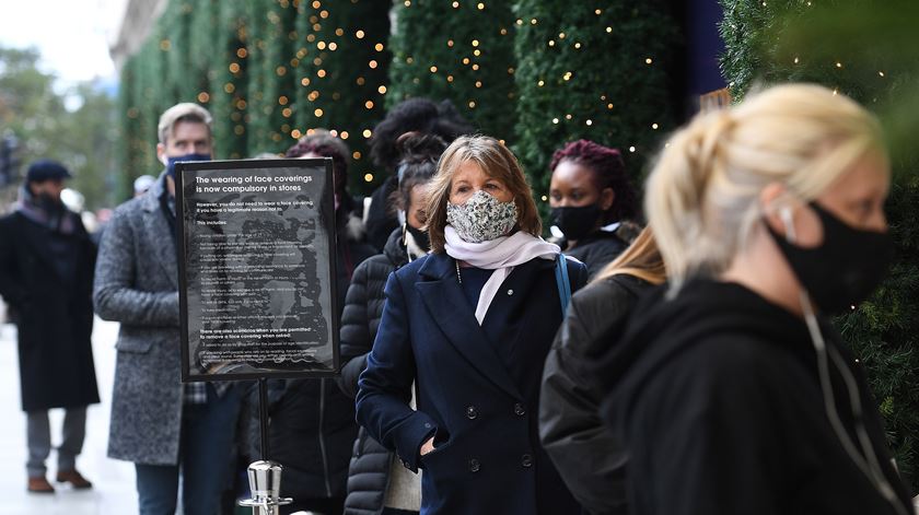Pandemia de Covid-19 pessoas com mácaras compras Natal em Londres, Reino Unido. Foto: Andy Rain/EPA
