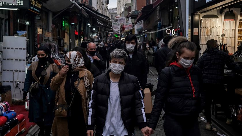 Rua num bazar em Istambul, na Turquia, durante a pandemia de Covid-19. Foto: Sedat Suna/EPA