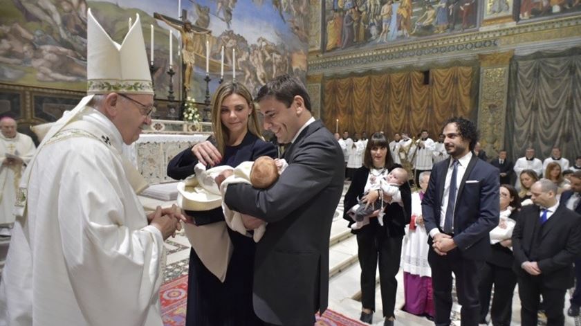 Papa Francisco, durante o baptismo de 34 crianças na Capela Sistina. Foto: L