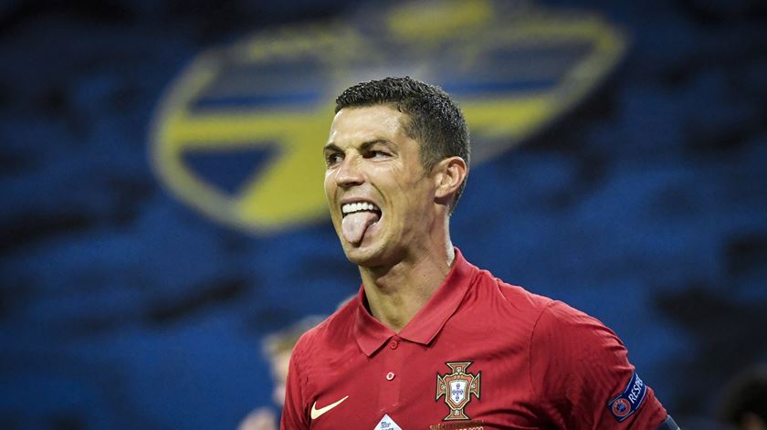 Cristiano Ronaldo marca à Suécia. Foto: Janerik Henriksson/EPA