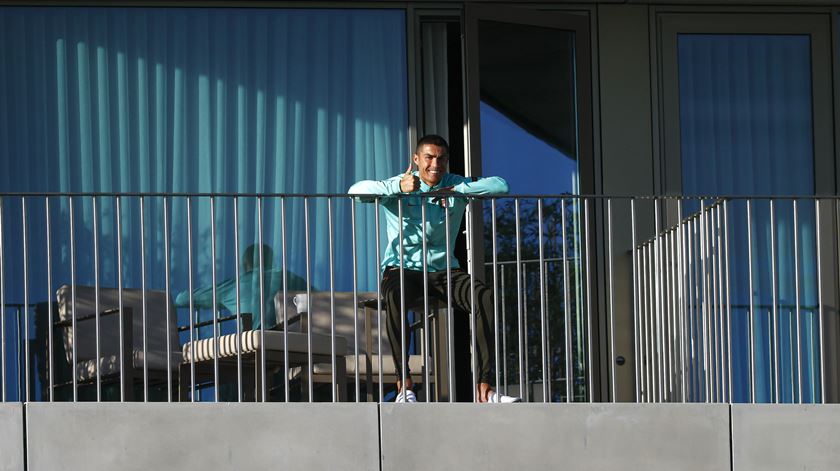Cristiano Ronaldo, em isolamento, na Seleção assiste ao treino da varanda. Foto: Diogo Pinto/FPF