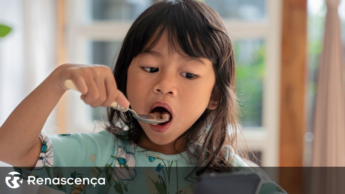 Crianças que usam ecrãs à refeição estão mais propensas à obesidade