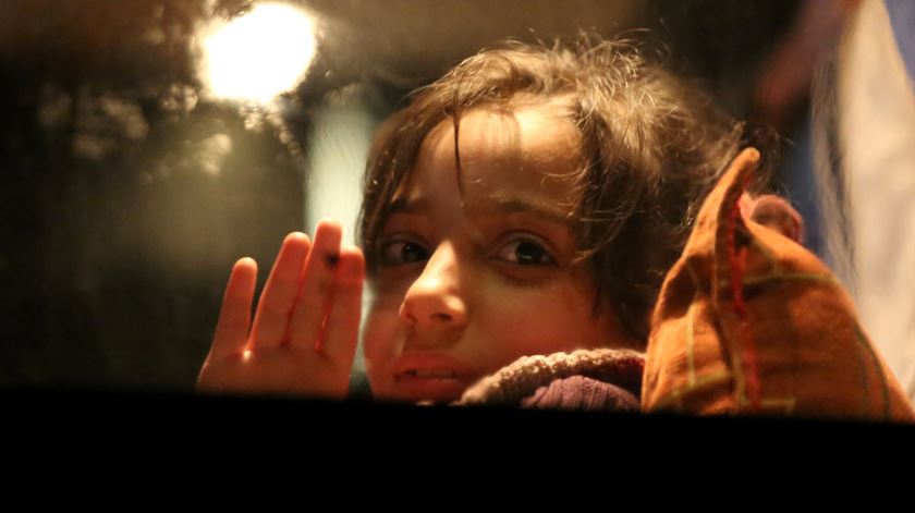 criança deixa Douma após alegado ataque químico. Foto: Aref Tammawi/EPA
