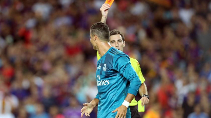A expulsão de Ronaldo frente ao Barcelona. Foto: Toni Albir/EPA