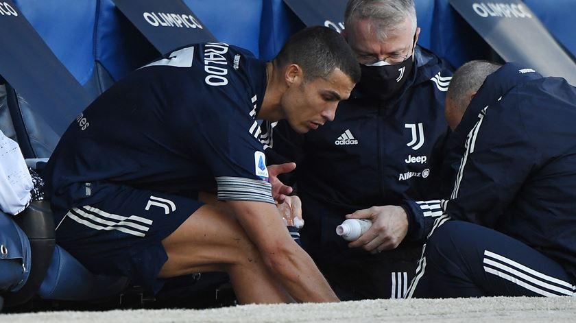 Cristiano Ronaldo lesionou-se no pé direito Foto: Alberto Lingria/Reuters