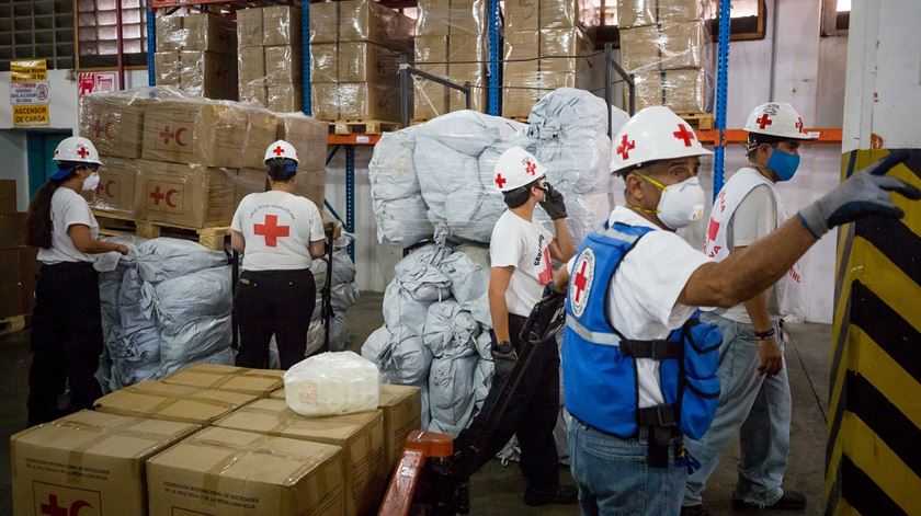 Cruz Vermelha distribui material médico para combater epidemia na Venezuela. Foto: Miguel Gutierrez/EPA