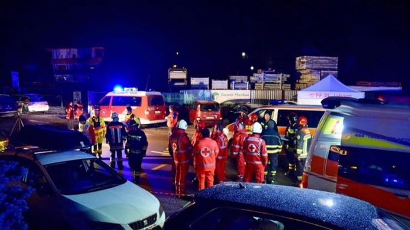 Cruz Vermelha Italiana e bombeiros assistem no local do acidente que matou seis turistas alemães, em Lutago. Foto: Cruz Vermelha de Italia/Twitter
