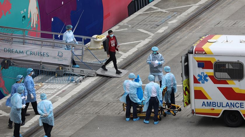 Cruzeiro de quarentena em Hong Kong, com sete portugueses a bordo. Foto: Jerome Favre/EPA