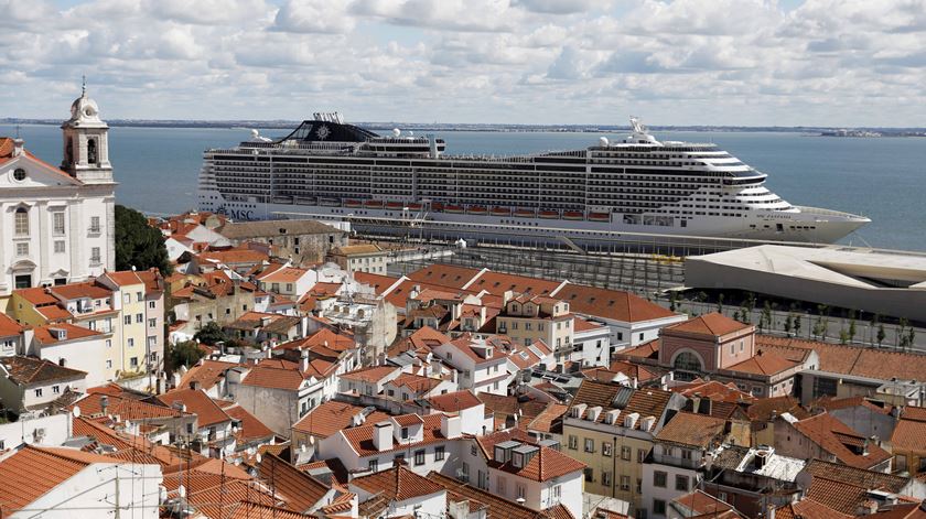 MSC Fantasia está atracado no Porto de Lisboa desde domingo. Foto: Rafael Marchante/Reuters