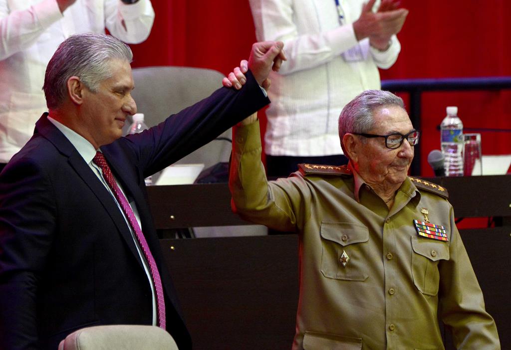 Díaz-Canel, à esquerda; Raúl Castro, à direita. Foto: Arial Ley Royero/EPA
