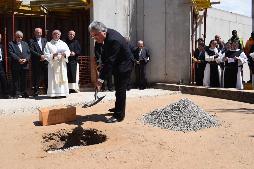 D. Nuno Almeida no lançamento da primeira pedra da Igreja do Mosteiro de Palaçoulo. Foto: Bruno Luís Rodrigues