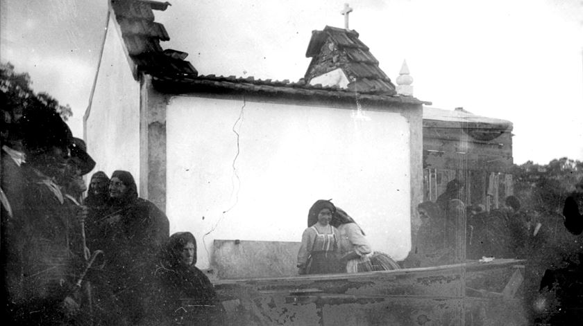 Foto da primeira missa celebrada na Capelinha, em 13 outubro de 1921. Foto: Santuário de Fátima