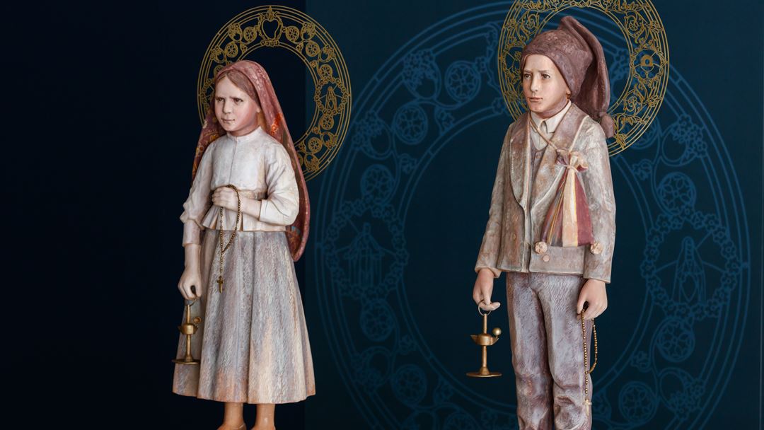 Esculturas de Santa Jacinta Marto e Santo Francisco Marto, por Sílvia Patricio, em madeira de cedro e latão fundido. Foto: Santuário de Fátima