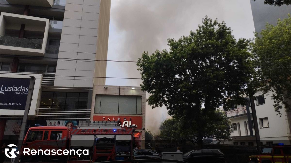 Incêndio num prédio em Gaia mobiliza pelo menos cinco veículos de bombeiros