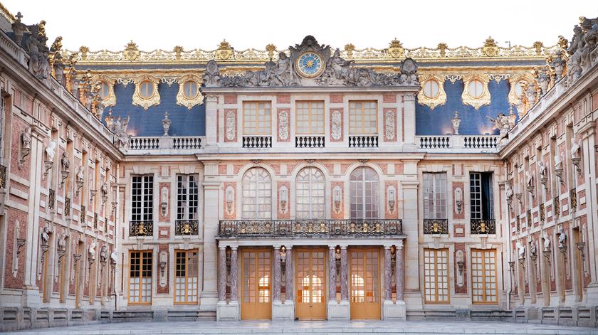 Palácio de Versalhes evacuado após um incêndio no telhado