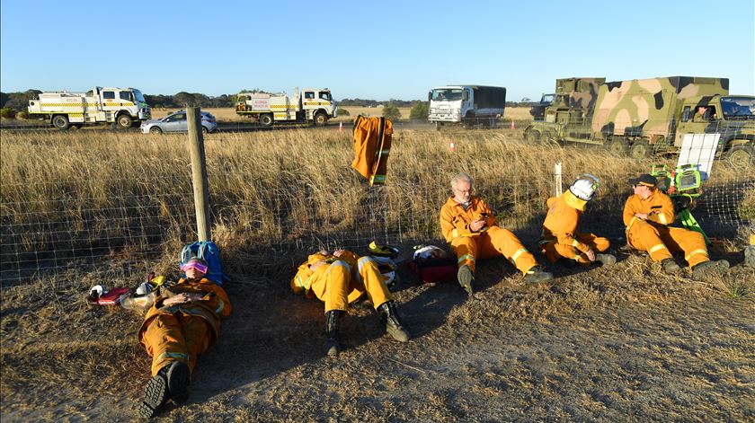Bombeiros voluntários descansam em Kangaroo Island. Foto: David Mariuz/EPA
