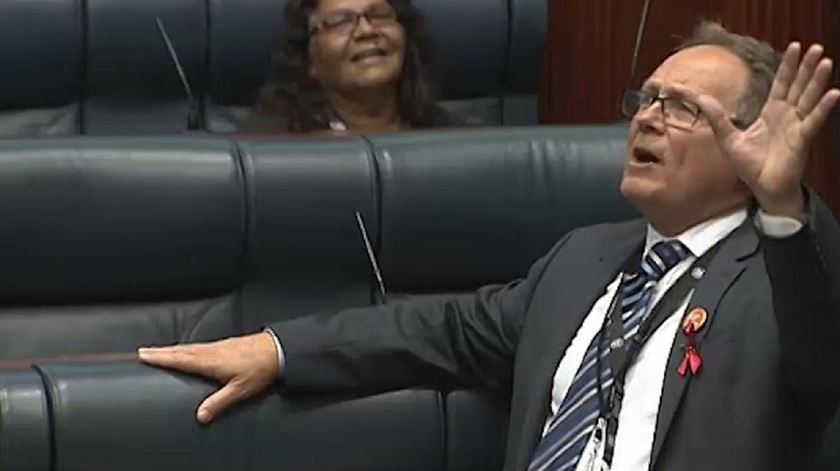 David Templeman canta o seu discurso de Natal no Parlamento da Austrália Ocidental. Foto: DR