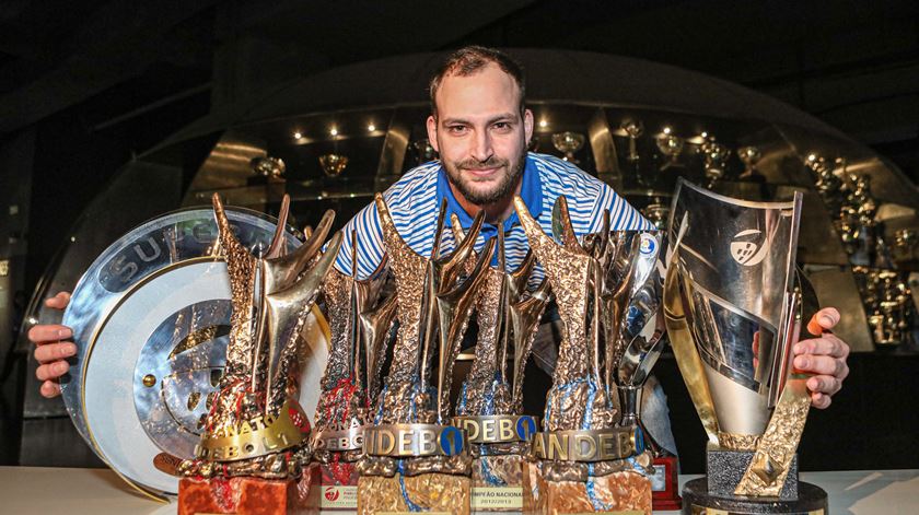Salina com os troféus já conquistados pelo FC Porto. Foto: FC Porto