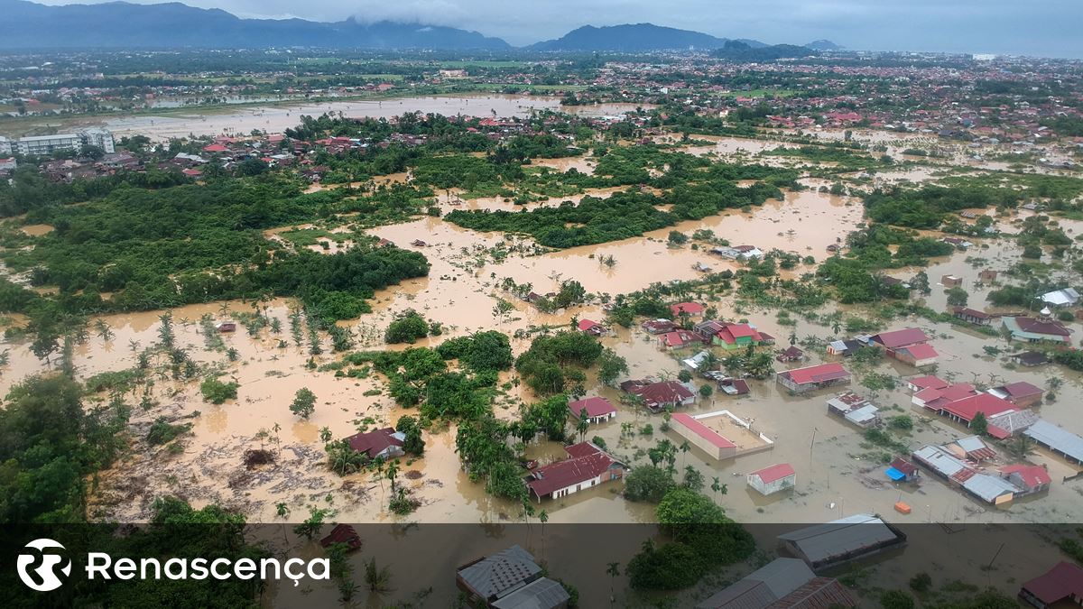 Pelo menos 41 mortos em inundações repentinas na Indonésia