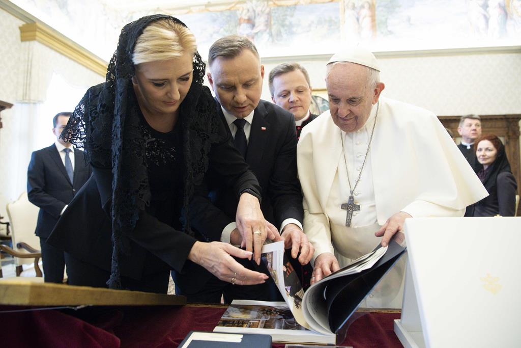 Francisco com o casal presidencial polaco. Foto: Vatican Media