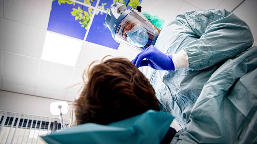 Dentista holandês com equipamento de proteção específico para prevenir contágio do novo coronavírus Foto: Robin Utrecht/Reuters