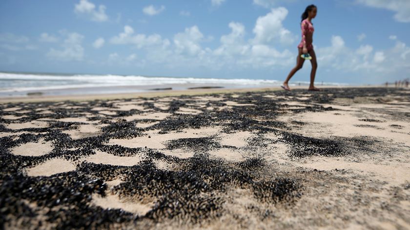 Derrame de petróleo na praia "Sítio do Conde". Foto: Adriano Machado/Reuters