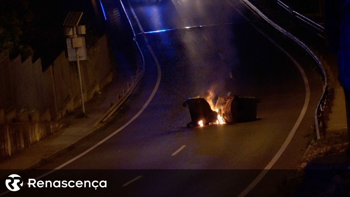 Cocktails molotov, caixotes incendiados, 13 detidos. As imagens da terceira noite de violência na Grande Lisboa